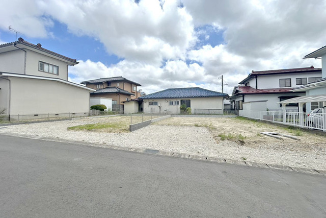 ご夫婦でのお車所有も可能並列駐車2台OK♪コンビニまで徒歩5分！現地（2026年6月）撮影