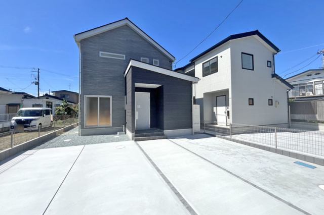 並列駐車2台OK！ご夫婦でのお車所有も可能です♪現地（2025年9月）撮影