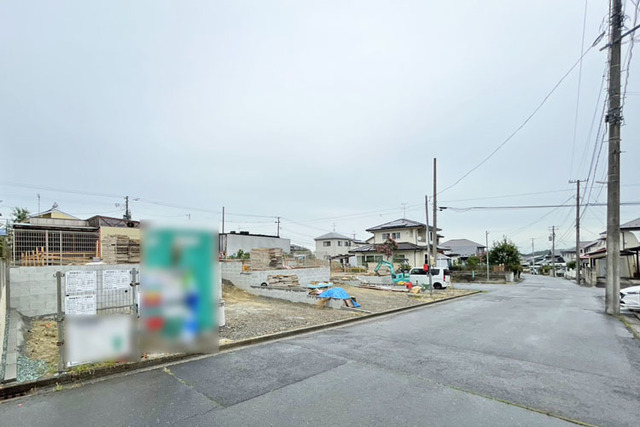 複合商業施設が近くお買い物や外食なども気軽に楽しめる立地♪現地（2026年8月）撮影