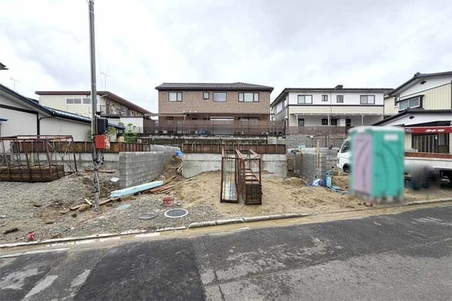 （現地外観）前面道路広く開放的！