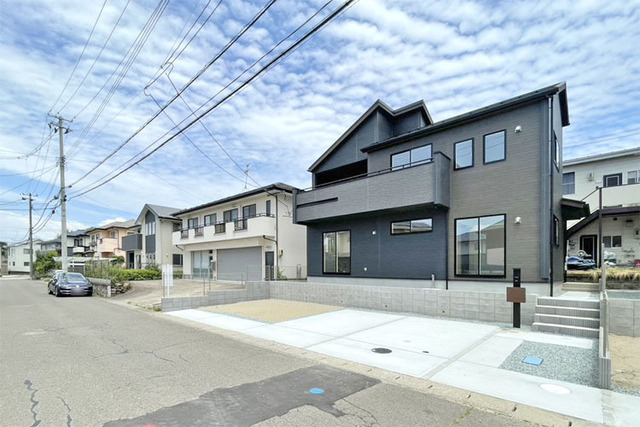 のびのび過ごせる54坪の敷地！お車好きの方にも嬉しい並列駐車4台可能♪現地（2026年7月）撮影