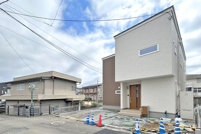 ゆったり並列駐車2台可能♪太陽光発電システム搭載！現地（2026年4月）撮影