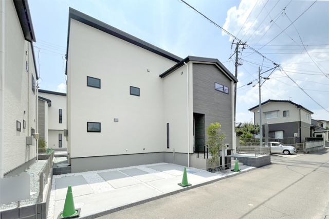 あ！今日宅配便が来る日だ！なんて、うっかりしていても安心の宅配ボックス付き♪現地（2024年6月）