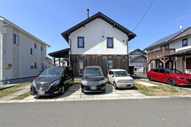 61坪のとっても広い土地！複数台のお車所持も安心の広い駐車場！現地（2024年3月）撮影