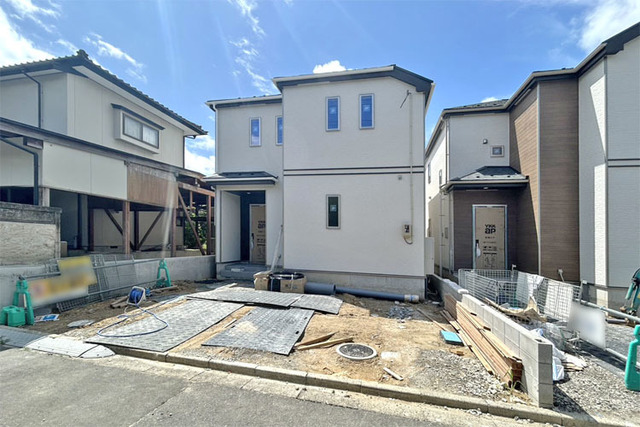 ご夫婦でのお車所有も可能な並列駐車2台OK♪近隣バス停徒歩4分！現地（2026年8月）撮影