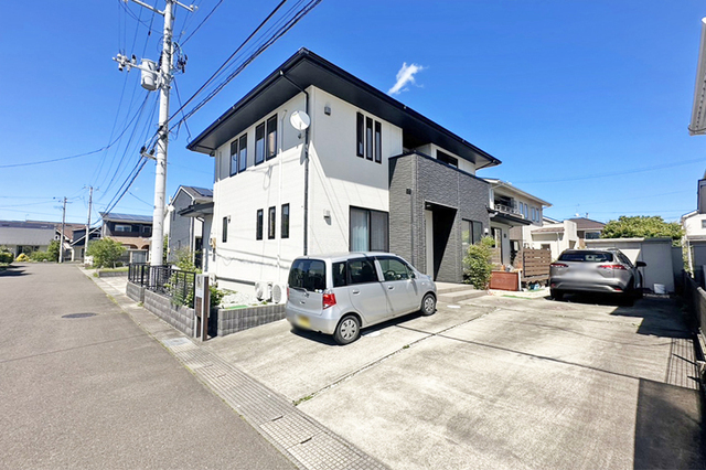 71坪の敷地に駐車3台OK！前面道6ｍと駐車もスムーズに可能♪現地（2026年5月）撮影