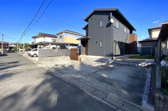 あると嬉しい物置き！敷地奥に配置され防犯面も安心！現地（2025年10月）撮影