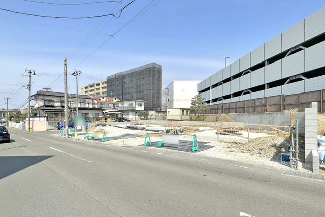 ご夫婦でのお車所有も可能な並列駐車2台OK前面道路8mで駐車も楽々♪現地（2026年3月）撮影