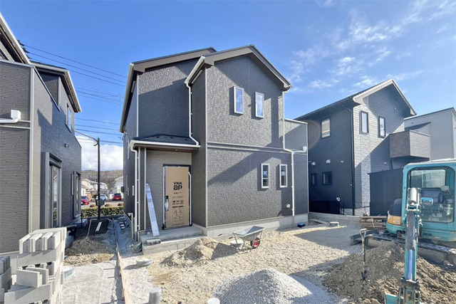 ゆったりと並列で駐車2台可能♪居室も全室6帖以上と開放的な造り！現地（2026年1月）撮影