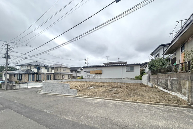開放的で日当たり通風良好な角地は防犯性も高くて安心！並列駐車最大3台可♪現地（2026年9月）撮影