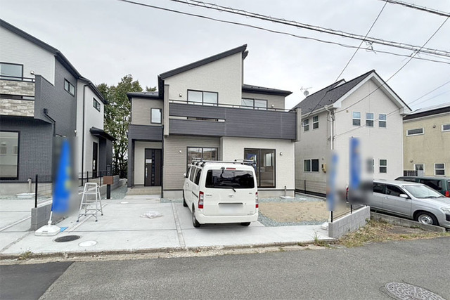 南面道路で日当たり良好な立地♪最大並列駐車3台OK！現地（2026年10月）撮影