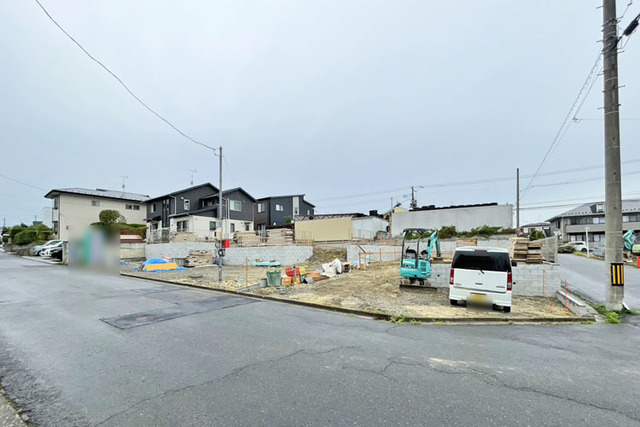 敷地広々50坪オーバー！最大並列駐車3台可能♪現地（2026年8月）撮影