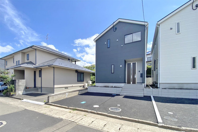 前面道路6m以上で駐車も楽々♪ご夫婦でのお車所有も可能な並列駐車2台！現地（2026年8月）撮影