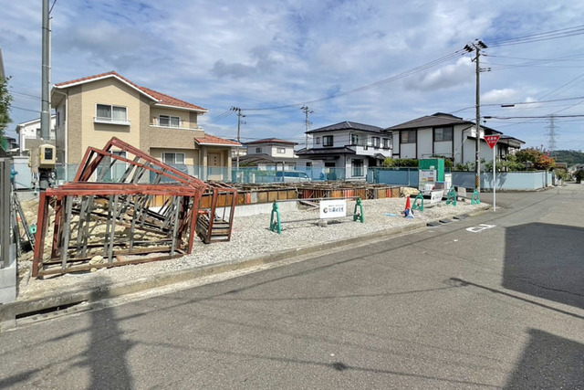 前面道路6m以上で駐車が苦手な方も安心！最大並列駐車3台可能♪現地（2026年8月）撮影