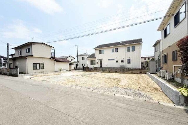 駐車並列2台OK！前面道6ｍと駐車もゆとりを持ってできます！現地（2026年7月）撮影