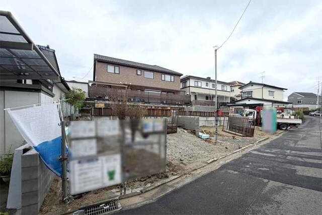 （現地外観）前面道路広く開放的！