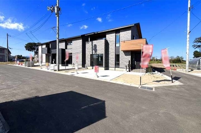 南面道路で陽当たり良好♪広々した前面道6ｍで駐車並列2台も楽々！現地（2026年10月）撮影