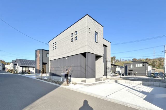 おしゃれなデザインが目を惹く魅惑的な内外観！並列駐車2台OK♪現地（2025年11月）撮影