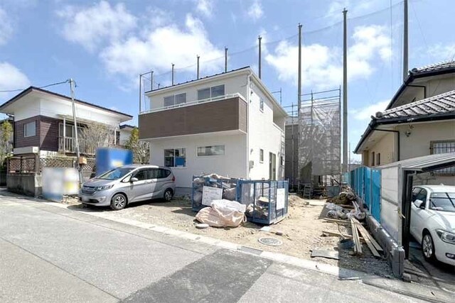 （現地写真）駐車スペース3台OK！前面道路広く開放的！