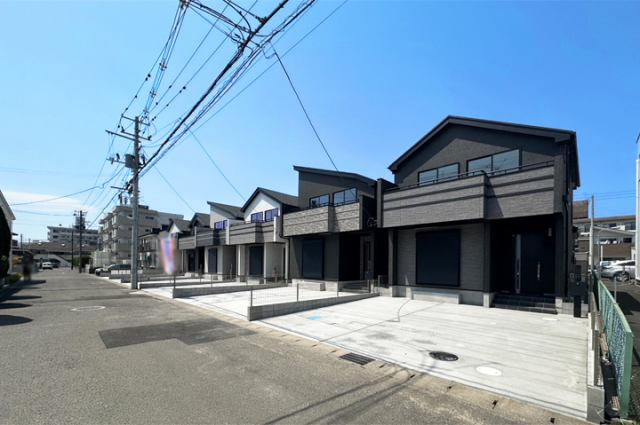 駐車並列2台OK！6ｍの前面道でゆとりある駐車スペース！現地（2025年4月）撮影