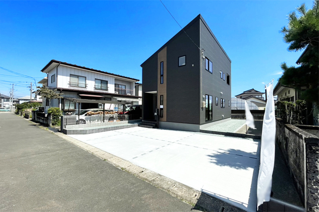 ゆとりある61坪の敷地に駐車3台可能！嬉しいお庭付き！現地（2026年8月）撮影