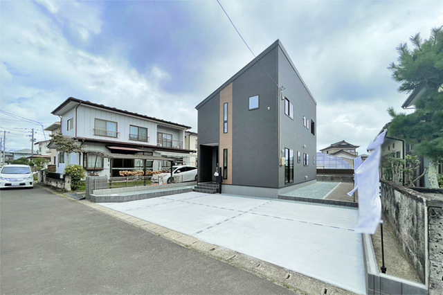 ゆとりある61坪の敷地に駐車3台可能！嬉しいお庭付き！現地（2026年8月）撮影