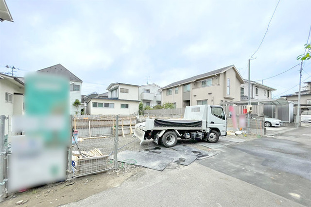 ご夫婦でのお車所有も可能並列駐車2台可能♪通学も安心の小学校徒歩7分！現地（2026年6月）撮影