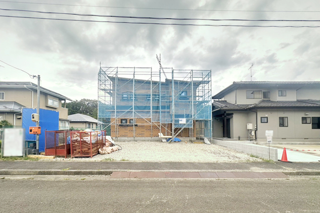 90坪以上の敷地に駐車並列4台OK！現地（2026年8月）撮影