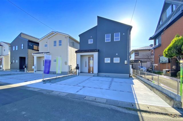 駐車並列3台OK！気軽にお友達を招待出来ますね♪現地（2025年12月）撮影