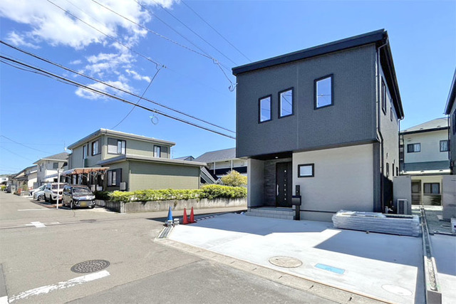 通学も安心な小学校まで徒歩6分！近隣バス停まで徒歩2分♪現地（2026年5月）撮影