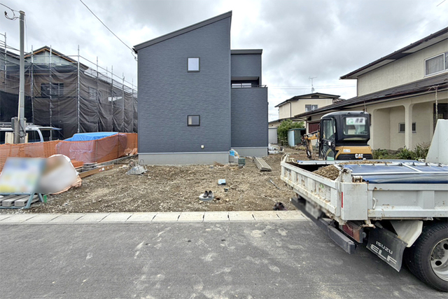 （現地写真）前面道路広く開放的！