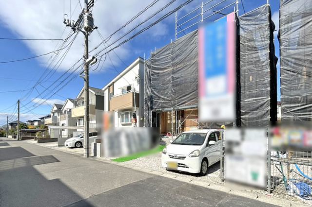 コンビニ、スーパー、ドラッグストアなどのお買い物施設が充実現地（2025年7月）撮影