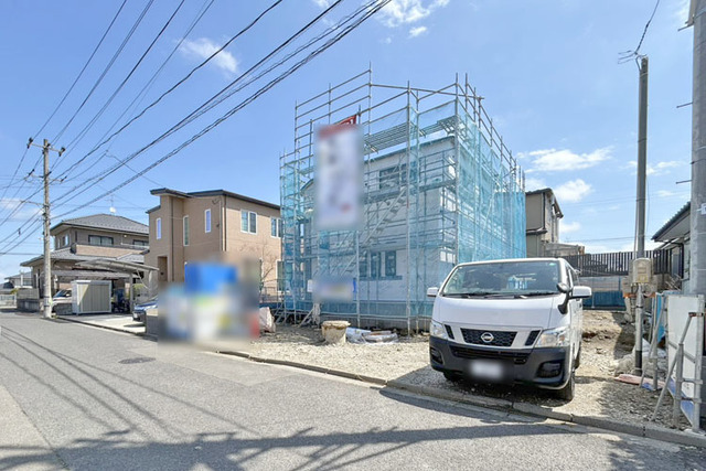 お車好きの方にも嬉しい並列駐車4台！駐車のしやすい前面道路6m以上♪現地（2026年4月）撮影
