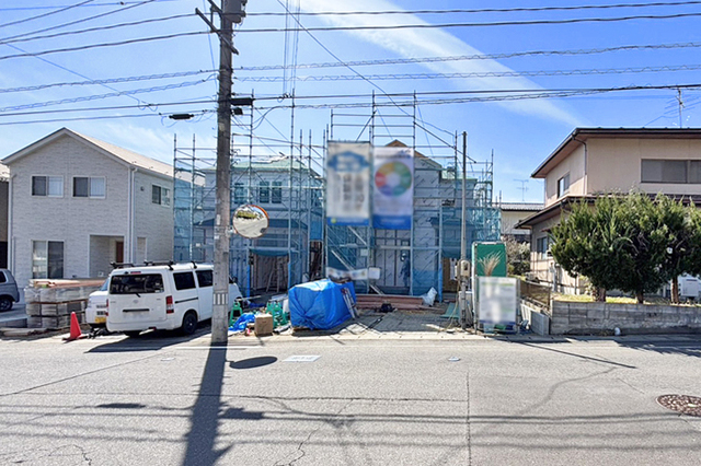 駐車並列2台OK！前面道も9ｍと駐車もラクラク♪現地（2026年3月）撮影