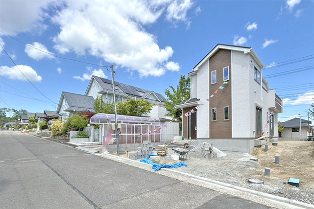ゆったり並列駐車2台可能♪のびのび過ごせる60坪オーバーの敷地！現地（2026年5月）撮影