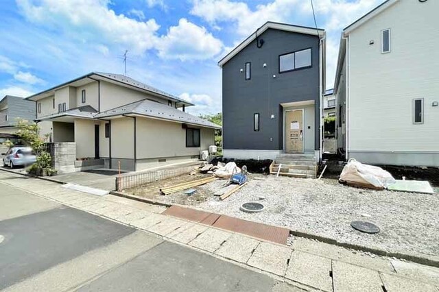 前面道路6m以上で駐車も楽々♪ご夫婦でのお車所有も可能な並列駐車2台！現地（2026年6月）撮影