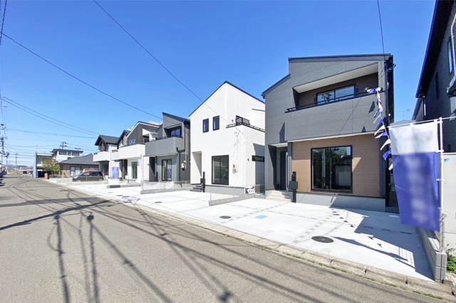 二面にインナーバルコニー！アウトドア空間にも♪現地（2026年4月）撮影