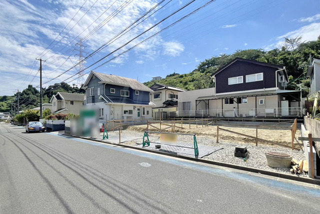 ご夫婦でのお車所有も可能な並列駐車2台！前面道路6m以上で駐車も楽々♪現地（2026年8月）撮影