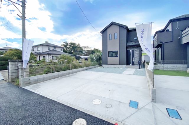 スーパー・ドラッグストアが徒歩2分！買い物にすぐ行けます！現地（2025年9月）撮影