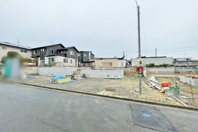 敷地広々50坪オーバー！最大並列駐車3台可能♪現地（2026年8月）撮影