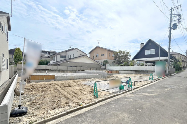 ご夫婦でのお車所有も可能な最大並列駐車3台♪安心の長期優良住宅！現地（2026年7月）撮影