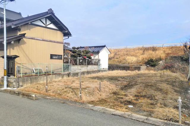 広々とした87坪の敷地！最寄りのバス停まで徒歩3分♪現地（2025年2月）撮影